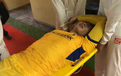Xót xa hình ảnh cựu tuyển thủ U23 Việt Nam của SLNA bật khóc rời sân trên cáng