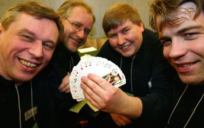 Khó tin: Nam bài thủ số 1 thế giới bị cấm thi đấu dài hạn vì sử dụng thuốc chữa vô sinh của nữ