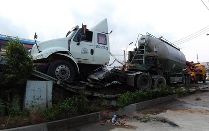 TP HCM: Xe bồn "đại náo" trên cầu Bình Triệu vì tài xế buồn ngủ, nhiều người thót tim