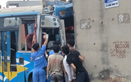 Hải Dương: Xe khách lao qua dải phân cách đâm vào gầm cầu vượt, hai người mắc kẹt phải truyền nước ngay trên ca bin