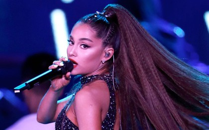 Ariana Grande bị fan cuồng "chôm" nhẫn kim cương ngay giữa concert, nhưng “muốn lấy được từ tay chị thì không dễ đâu”!