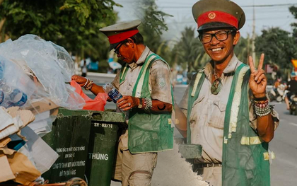 Nụ cười lạc quan "tỏa nắng" của người đàn ông bên chiếc xe nặng trĩu ve chai khiến nhiều người thấy nhẹ lòng giữa đầy rẫy lo toan