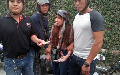 Cô gái đi xe tay ga dùng vé số trúng giả lừa người già bán vé số