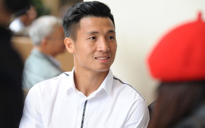 Tiến Dũng cực bảnh bao trong ngày khai trương quán cà phê mới, Duy Mạnh tươi hết cỡ đến chúc mừng bạn thân