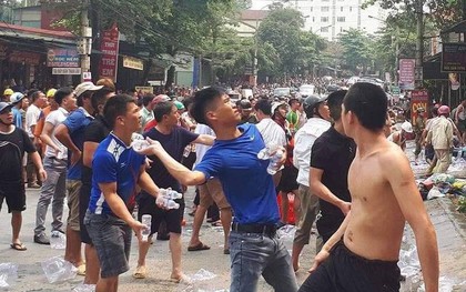 Clip: Người dân ném hàng trăm chai nước vào đám cháy để dập lửa ở Hà Tĩnh