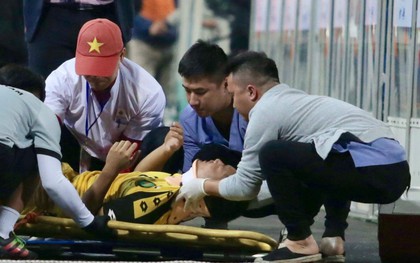 Tuyển thủ U23 Brunei nhập viện khẩn cấp sau pha va chạm cực mạnh với cầu thủ U23 Thái Lan