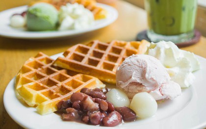 Sài Gòn Chủ nhật trời mưa lai rai dai dẳng, thích hợp để nhâm nhi món bánh waffle nóng ấm thơm phức mùi bơ ngọt ngào