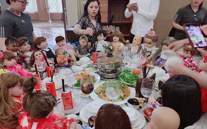 Hết hồn hình ảnh đám cưới có sự góp mặt của 18 con Kumanthong ngồi chật kín 1 bàn tiệc, ăn lẩu, uống nước ngọt "như thật"