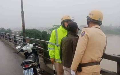 Hải Phòng: Cô gái mang bầu 8 tháng định nhảy cầu tự tử, CSGT phát hiện lao đến giải cứu