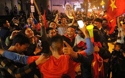 CĐV Việt Nam tại Hà Nội: Sướng quá, chưa bao giờ đội tuyển có thể "hủy diệt" Thái Lan với tỷ số đậm như vậy!