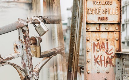 Những "minh chứng tình yêu" của các cặp đôi Hà Nội đang giết chết cầu Long Biên như thế nào?