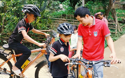 Cậu bé 13 tuổi được tặng xe đạp mới sau câu chuyện vượt 100 km xuống Hà Nội thăm em trai