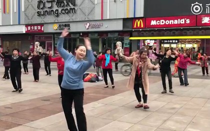 Các bà dì Trung Quốc đeo tai nghe nhảy aerobic ở quảng trường vì sợ làm phiền đến người khác