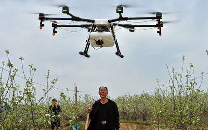 Nghề hot ở nông thôn Trung Quốc: Làm 'phi công' lái drone, mỗi tháng kiếm hơn 180 triệu đồng