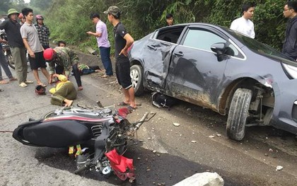 Hà Tĩnh: Hai người phụ nữ chạy xe máy văng xuống đường sau cú va chạm mạnh với ô tô