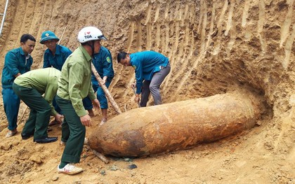 Đào đất làm vườn, người dân phát hiện quả bom nặng hơn 1,3 tấn