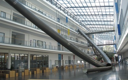Trường Đại học sáng tạo đỉnh cao với cầu thang trượt Parabol từ tầng 4 xuống tầng 1 giúp sinh viên di chuyển dễ dàng