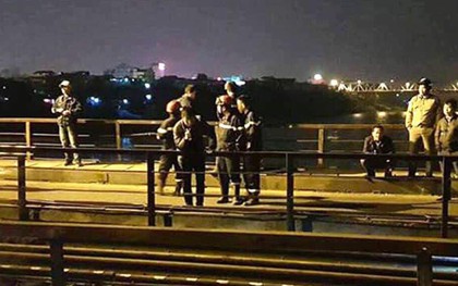 Hà Nội: Nửa đêm đi bộ giữa lòng đường sắt, người đàn ông bị tàu hỏa đâm trúng, rơi xuống sông Hồng