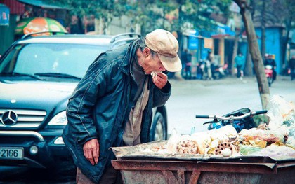 Nỗi ám ảnh suốt 9 năm của tác giả bức ảnh: Cụ ông bới xe rác tìm đồ ăn
