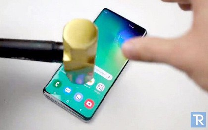 Tra tấn dã man Galaxy S10+ bằng dao và búa: Còn cơ hội nào để sống sót?