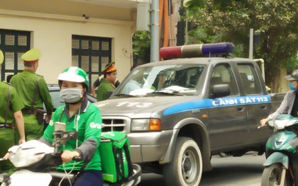 Trích xuất camera điều tra nghi án nam thanh niên sờ ngực nữ nhân viên nhà hàng sang trọng rồi bóp cổ