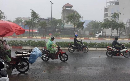 Người Sài Gòn đón mưa "vàng", được giải nhiệt sau những ngày nắng nóng với tia cực tím cao