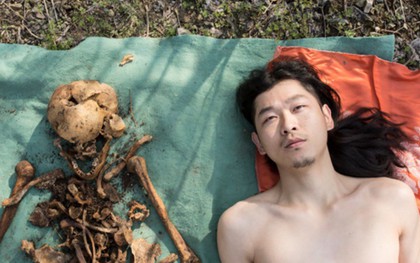 Nghệ sĩ Trung Quốc gây tranh cãi khi khoả thân chụp ảnh với hài cốt của cha vào Tết Thanh Minh