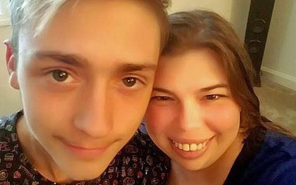 Cậu thiếu niên Mỹ tự dưng phải gọi bạn thân bằng bố vì "nó" đính hôn với mẹ mình