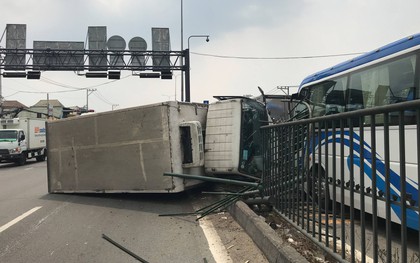 TP. HCM: Xe tải vấp "ổ gà" trên Quốc lộ, lao sang đường gây tai nạn liên hoàn