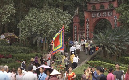Hàng ngàn người dân nườm nượp kéo về Đền Hùng trong ngày khai hội