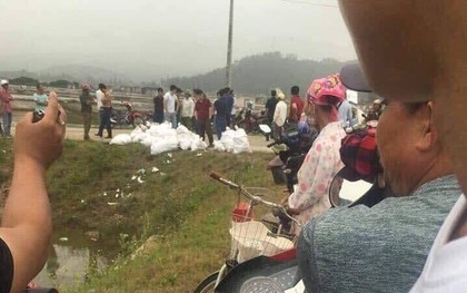 Công an Nghệ An thu giữ, giám định nhiều bao tải nghi chứa ma túy để giữa cánh đồng muối