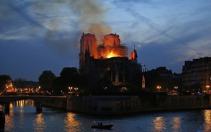 Tổng thống Pháp hứa tu sửa Nhà thờ Đức Bà Paris 'còn đẹp hơn trước' khi quỹ đóng góp vừa cán mốc 1 tỷ Euro
