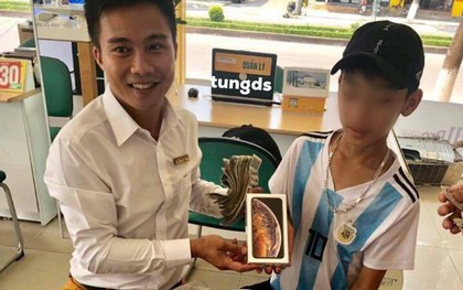 Cậu bé 16 tuổi mang 25 triệu tiền tiết kiệm ăn sáng suốt từ năm lớp 7 đi mua iPhone XS, nhiều dân mạng bày tỏ hoài nghi