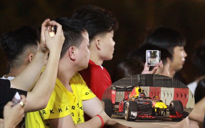 Muôn vàn cảm xúc của người dân Việt khi chứng kiến tận mắt những chiếc xe F1 ngay tại Hà Nội