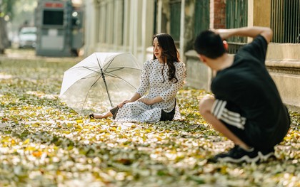 Mùa lá sấu tung bay, người dân kéo tới chụp ảnh ở con đường lãng mạn nhất Thủ đô dù nắng nóng 40 độ C