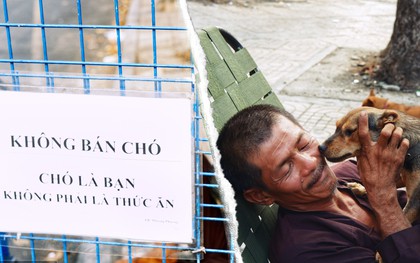 Tấm bảng "Chó là bạn, không phải thức ăn" của người đàn ông 20 năm bầu bạn với những chú chó ngoài đường phố Sài Gòn