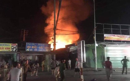 Cháy chợ lúc nửa đêm, hàng chục tiểu thương xót xa khi kiốt bị thiêu rụi hoàn toàn