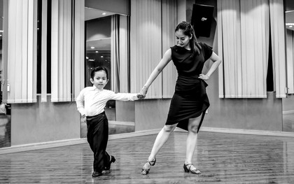 Bé Kubi nhà Khánh Thi - Phan Hiển lần đầu diện trang phục dancesport, nhảy như vũ công chuyên nghiệp bên mẹ