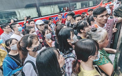 Người dân Hà Nội và Sài Gòn ùn ùn đổ ra bến xe, sân bay để về quê tận hưởng kỳ nghỉ lễ 5 ngày