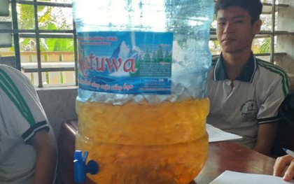 Làm hẳn bình trà đào ngoại cỡ "giải nhiệt" cho cả lớp, cậu bạn nhà người ta trong truyền thuyết đây rồi!