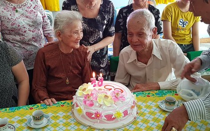 "Kiếp này không đến được với nhau thì tui hẹn ông ở kiếp sau" - câu nói của bà cụ 93 tuổi sau 65 năm gặp lại "mối tình thời thanh xuân" khiến nhiều người rưng rưng