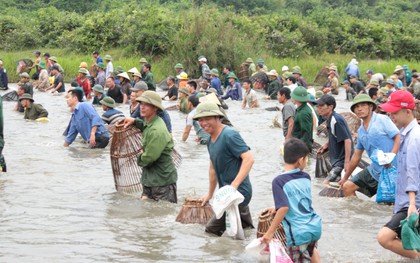 Sau tiếng hú, cả làng ùa vào đánh bắt cá trong lễ hội Đồng Hoa