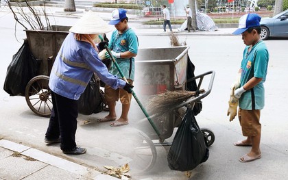 Cảm động hình ảnh cậu bé phụ mẹ thu gom rác trong những ngày nghỉ lễ: "Mẹ không được nghỉ, cháu làm cho mẹ đỡ mệt"