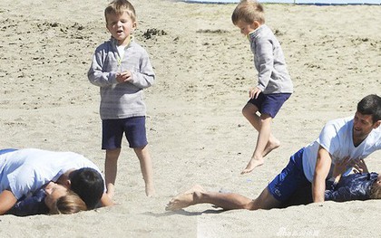 Chứng kiến cha mẹ âu yếm trên bãi biển, con trai của tay vợt số 1 thế giới đã có hành động siêu đáng yêu như thế này đây