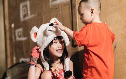 Bất ngờ nổi tiếng sau 1 đêm, bé gái 6 tuổi phối đồ "chất" ở Hà Nội trở về những ngày lang thang bán hàng rong cùng mẹ