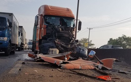 Va chạm liên hoàn, tài xế bị thương, giao thông đường dẫn vào cao tốc TPHCM - Trung Lương ùn ứ kéo dài