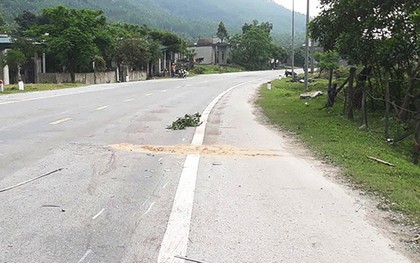 Cán bộ biên phòng điều khiển ô tô va chạm với xe máy, 2 người tử vong
