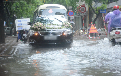 Hà Nội mưa lớn sáng 30/4, nhiều phố ngập sâu trong nước, xe hoa rẽ sóng đi đón cô dâu