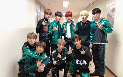 Stray Kids khóc nức nở khi ẵm cúp đầu tiên, hành động sau đó của TXT được khen: Đàn em BTS có khác!