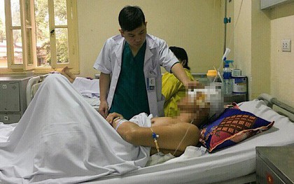Ấn nhầm nút, máy công nghiệp rơi thẳng vào mặt nam công nhân
